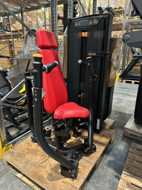 Matrix Versa Converging Chest Press (Refurbished)